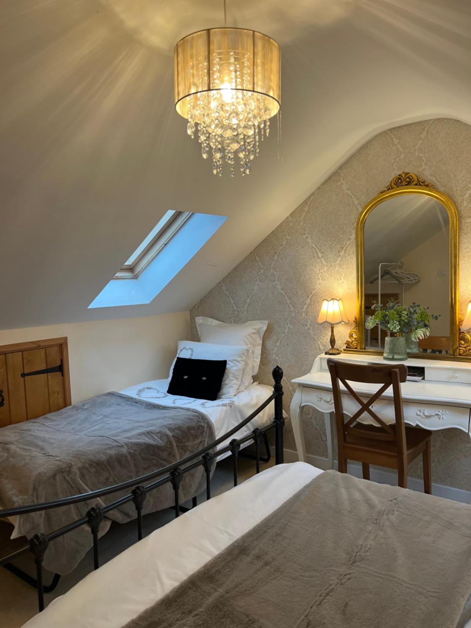 Highcroft House Villa คอร์แชม ภายนอก รูปภาพ