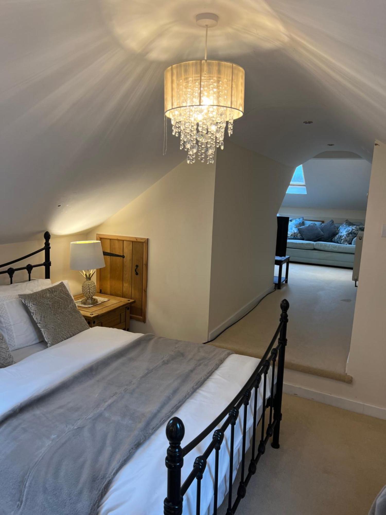 Highcroft House Villa คอร์แชม ภายนอก รูปภาพ