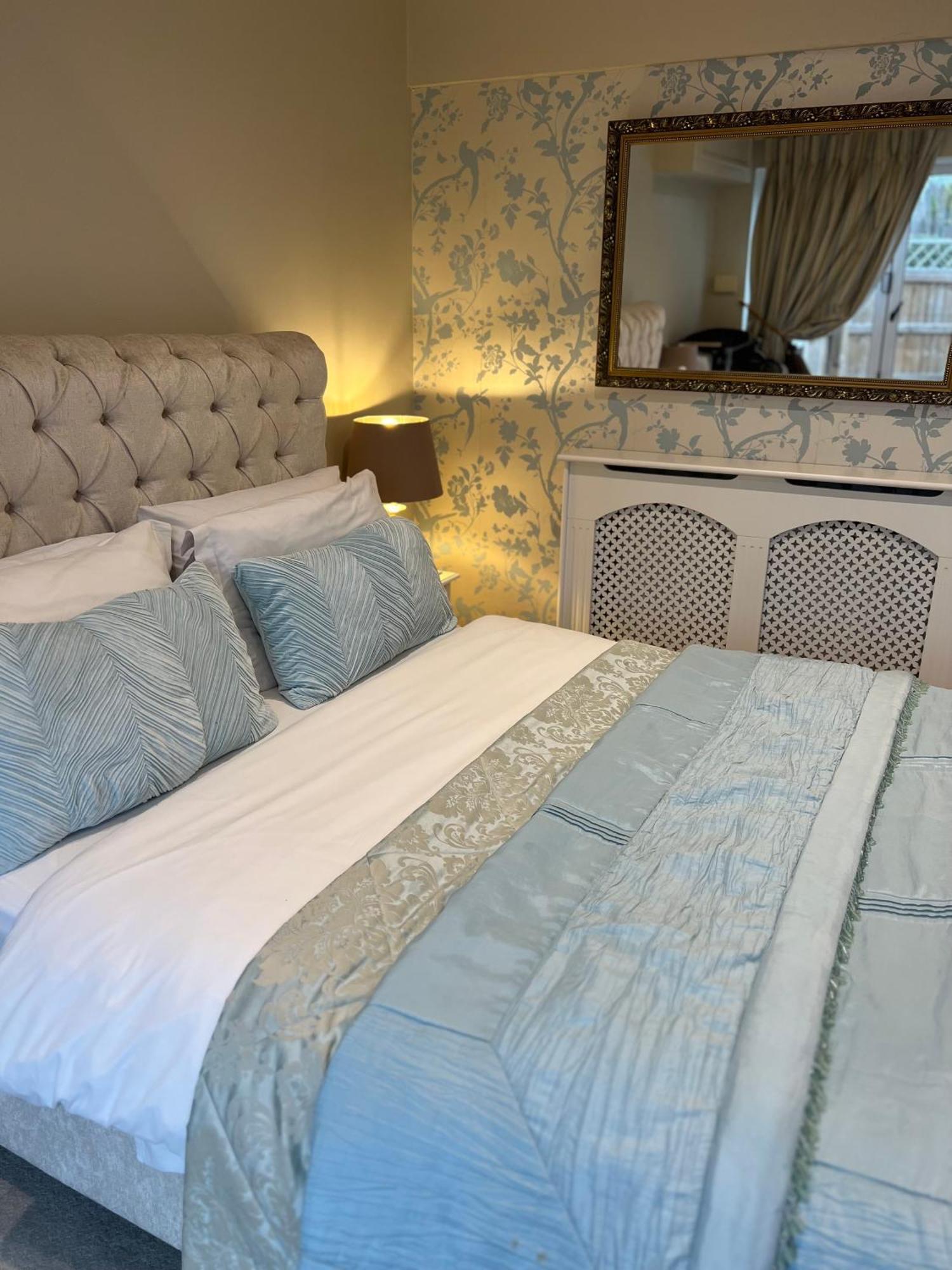 Highcroft House Villa คอร์แชม ภายนอก รูปภาพ